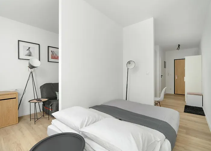 아파트 Spacious Niemena With Free Garage By Renters 포즈난